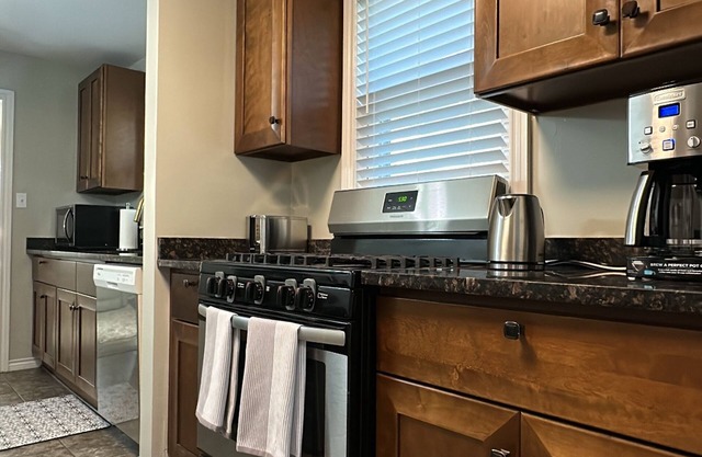 Charming & modern 2 BR home, convenient location!