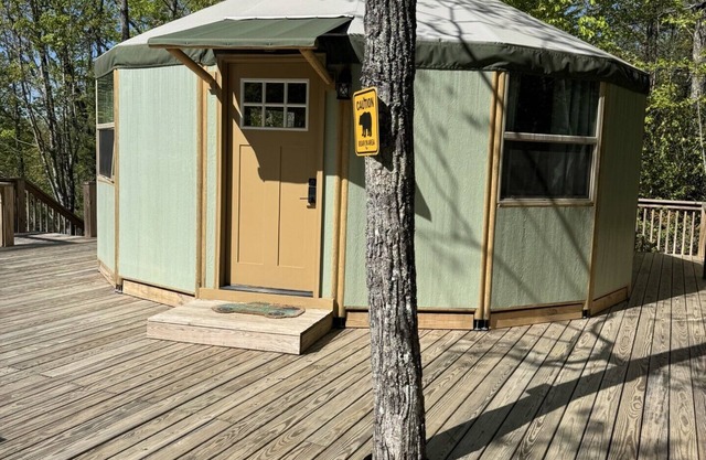 Charming Mountain Yurt in Walland w/Full Bathroom, W&D, Hot Tub, Privacy!