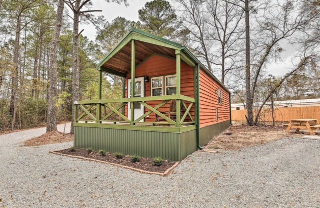 Charming New Bern Log Cabin - Pets Welcome!