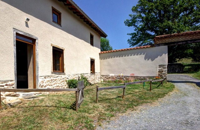 Charming old house with pets allowed and parking in Panissières