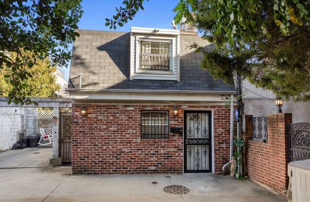 Charming Philly Cottage w/Parking on Quiet Street Near City Hotspots