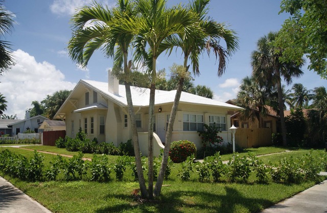 Charming property steps from Intercoastal, minutes to beach and Palm Beaches