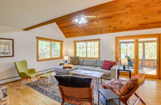 Charming Putney Home: Porch, Grill & Hiking Trails