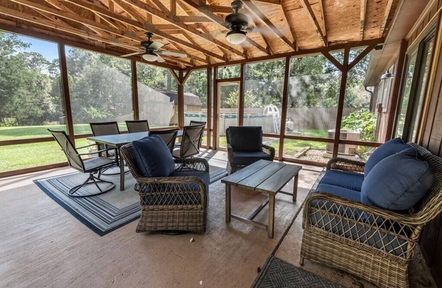 Charming Ranch Near the Island with Small Pool!