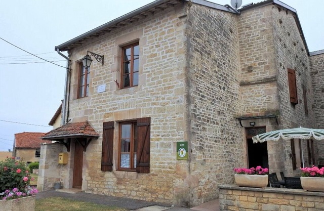 Charming Restored House, Close to Amenities with Enclosed Yard and Modern Comforts