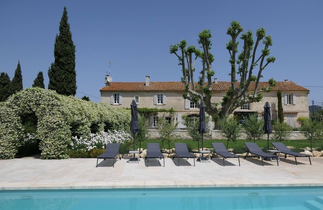 Charming renovated farmhouse in the heart of the Alpilles.
