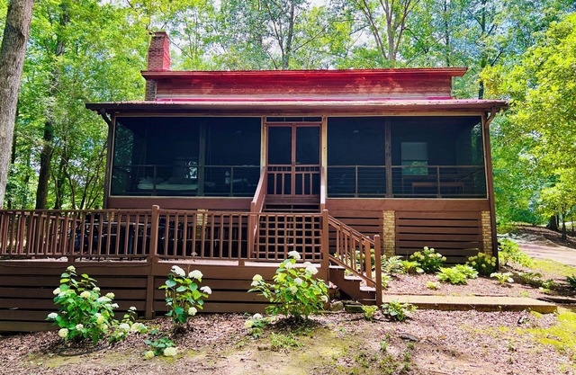 Charming River Cabin Retreat, Sleeps 14, near fishing and hunting + boat parking