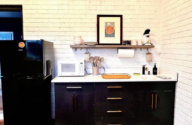 Charming riverfront 1-bedroom house with WiFi, kitchenette, private deck.