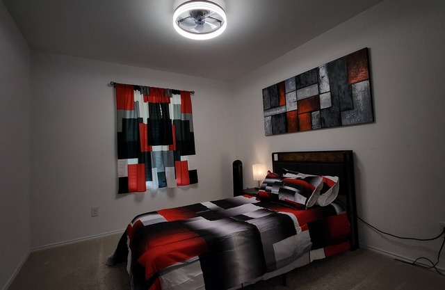 Charming room within a 3 br home near Dallas with AC and WiFi for a cozy stay