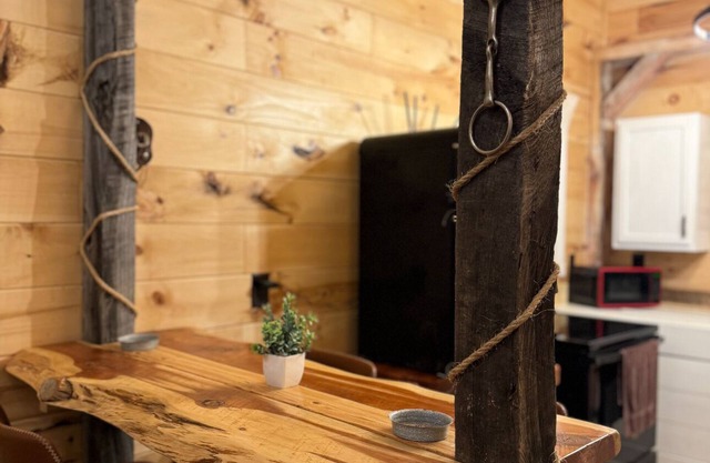 Charming rustic modern 2-bedroom cabin farm stay, privacy & close to town!