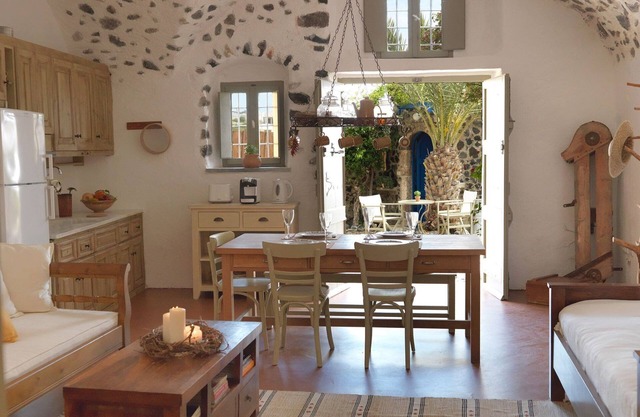 Charming Santorini Villa | Pori House | 1 Bedroom | Rustic & Traditional.