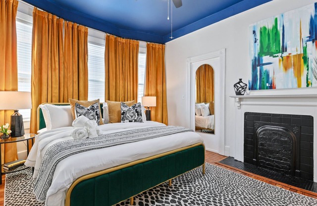 Charming Savannah, Prime Location, Walk to Forsyth, Newly Renovated Townhouse