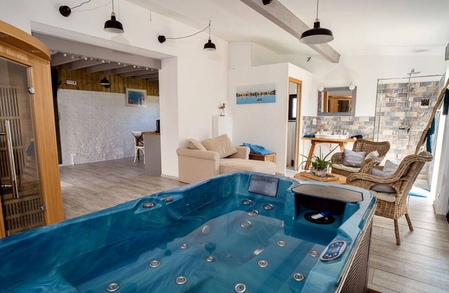 Charming sea-themed gîte with jacuzzi and private sauna