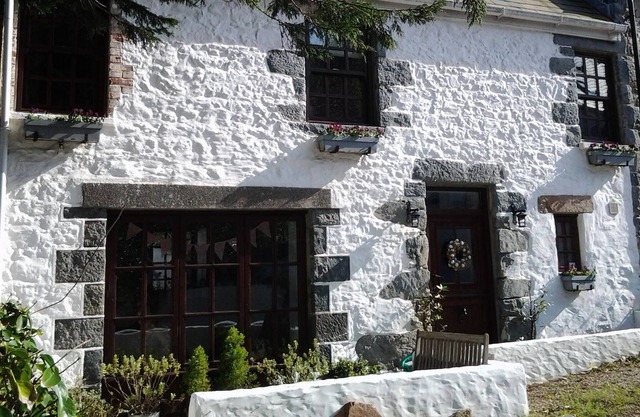 Charming seaside cottage 100 metres from sandy beach