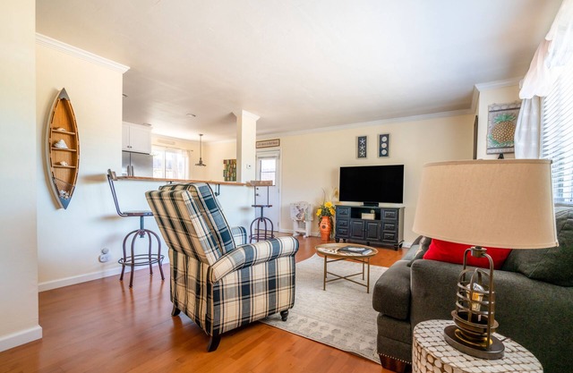 Charming Shell Beach Cottage with AC - Steps to Shell Beach