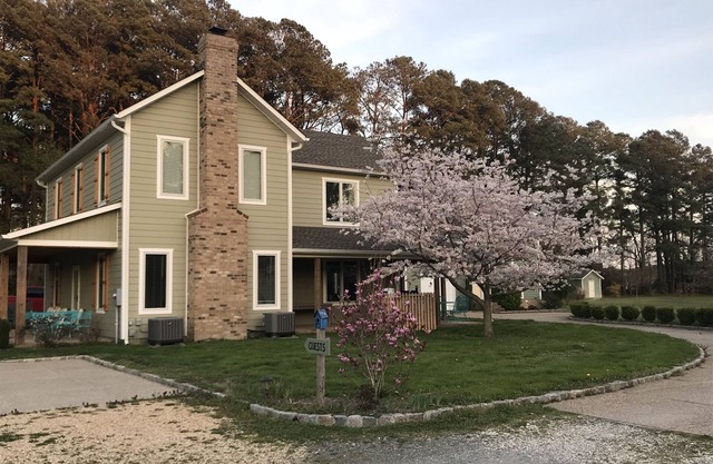 Charming Spacious Cottage, private, water views, close to amenities