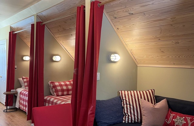 Charming studio garage apartment near Gastonia