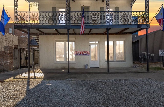 Charming studio in marvelous historic downtown Crowley with AC, WiFi