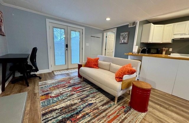 Charming studio in marvelous Seattle with fenced patio