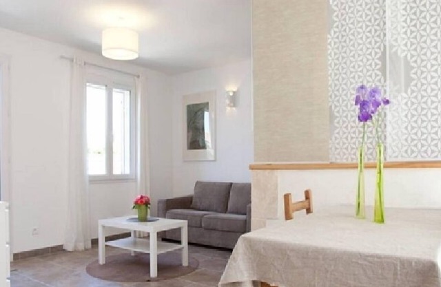 Charming studio, quiet, patio, 2-4p