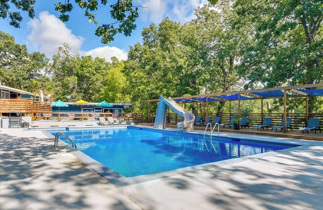 Charming Studio w/Pool & Table Rock Lake Access!