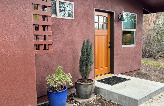 Charming studio w/AC & WiFi in Ballard. Centrally located in wine country.