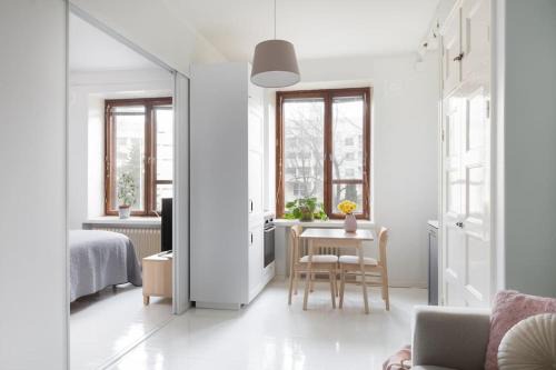 Charming suite with garden views steps from metro