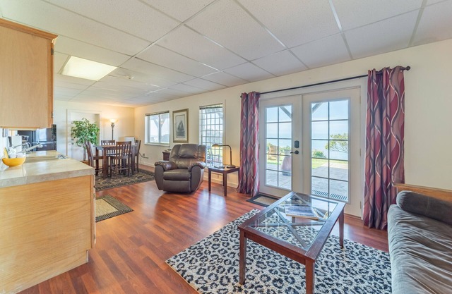 Charming suite with ocean & beach views, upscale furnishings & grill - near town
