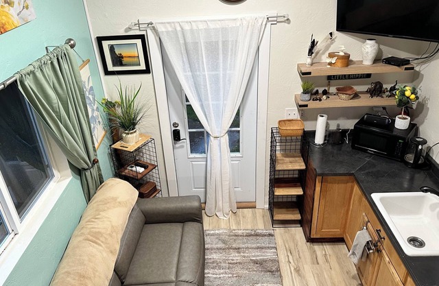 Charming tiny house in lovely Lowell with AC, WiFi, fenced in private space