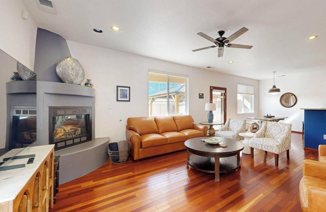 Charming townhome 1 mile from Old Town, Albuquerque, Zoo Bio Parks minutes away.