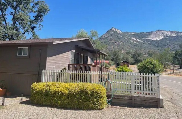 Charming two-bedroom cottage with amazing views!