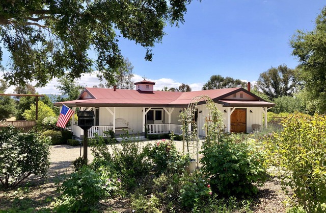 Charming urban farmhouse ranch estate! Read our reviews & Instagram 3 Leaf Ranch