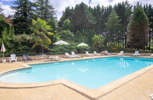 Charming Village Home with Shared Pool and Scenic Views in Prats-du-Périgord