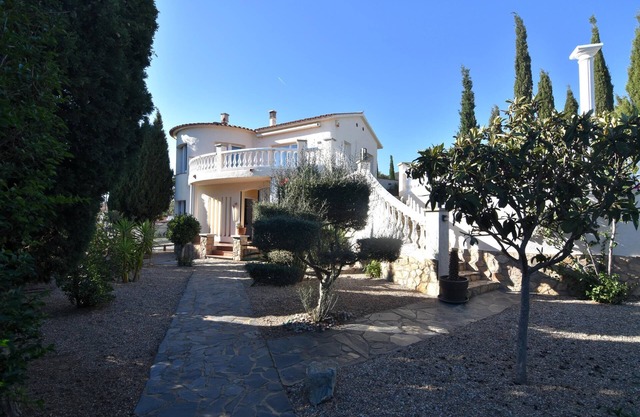Charming Villa for Rent in Roses, Costa Brava: Private Pool, Ideal for Families and Large Groups.