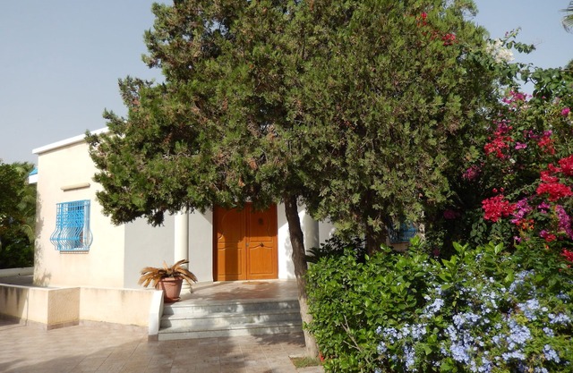 Charming villa in Chott-Meriem Kantaoui Sousse sea view, flower garden with trees
