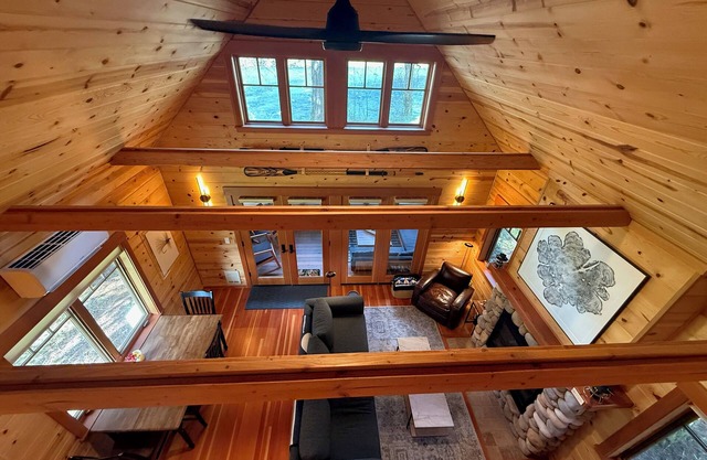 Charming Waterfront Cabin in McKenzie Bridge with WiFi, AC