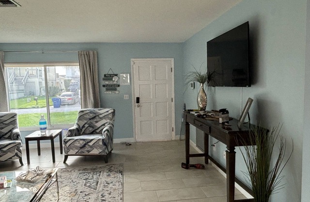 Charming waterfront escape 2-bedroom house with WiFi, AC in lovely Hudson