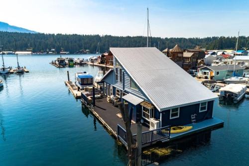 Charming Waterfront Float Home with Panoramic Lake Views