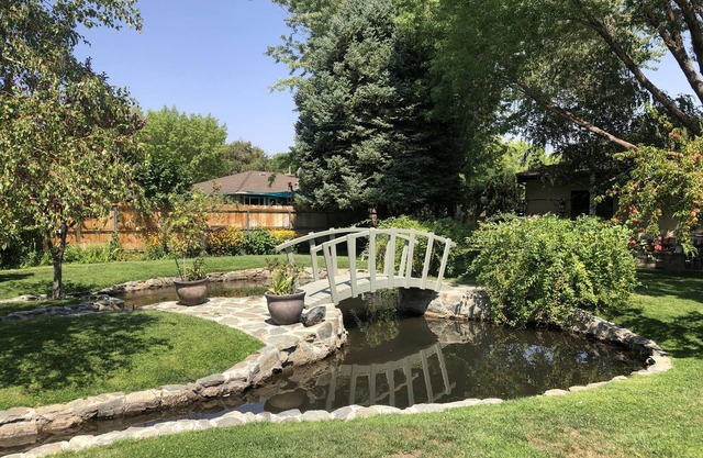 Charming west Bishop studio guest house in garden setting.