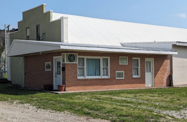 Charming Windsor Apartment: Easy access to Katy and Rock Island Trails.