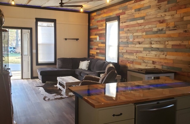 Chateau Monroe - Rustic feel with modern convenience