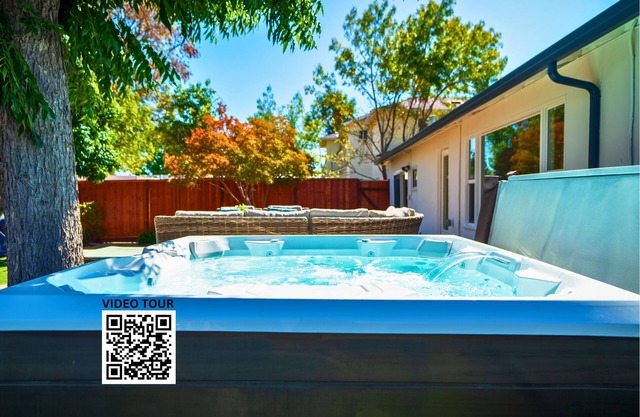 Cheerful 3BR - Bar, Jacuzzi & Kids Treehouse