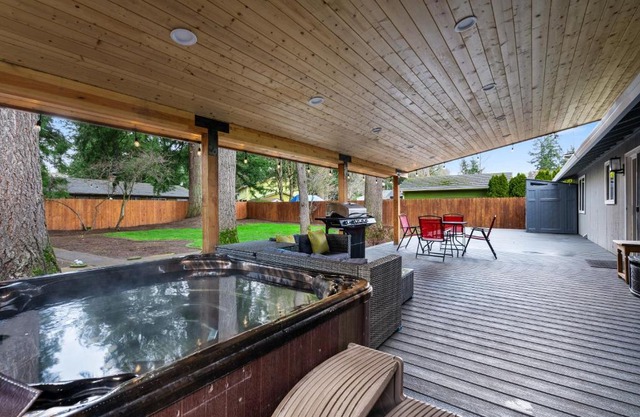 Cheerful one level home with Hot Tub and Beautiful Yard