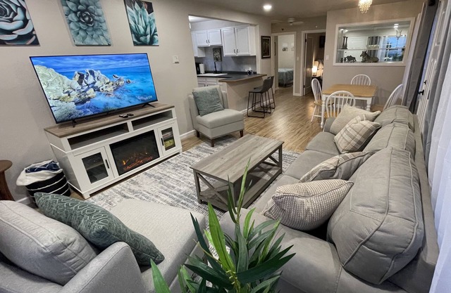 Cheerful Two Bedroom Bungalow Newly Remodeled! Arcade games, Air Hockey Table.