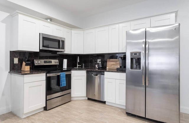 Cherry Suites 2BR Apt w W D Arcade Machine