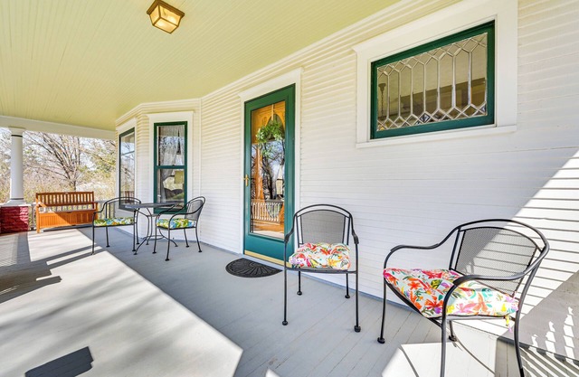 'Chestnut Hill' Vintage Farmhouse w/Deck & Yard