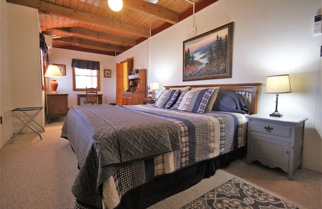Chestnut Ridge A-Frame with private screened porch, hiking trails, lakes to enjoy!