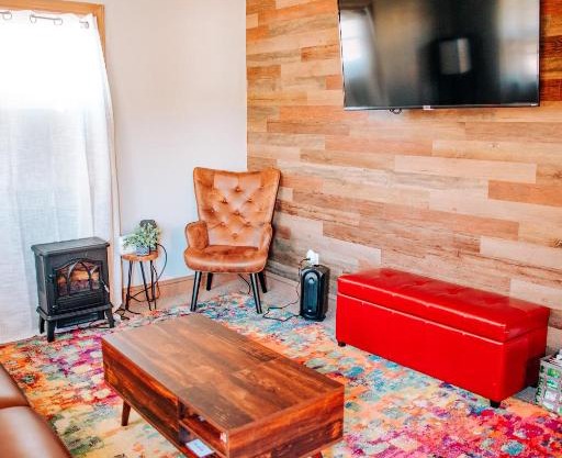 Chestnut View Cottage - 2BR, Private, Quiet, Professional Hosts, Smart TVs, Full Kitchen, and More!