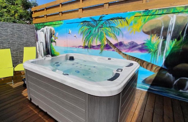 "Chez Claudia "charmant logement avec jacuzzi privatif en toute intimité sur belle terrasse extérieure en bois et piscine