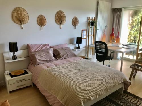 Chez Isa, espace prive,1 chambre, salle de bain, coin cuisine, terrasse, jardin, entrée autonome, parking